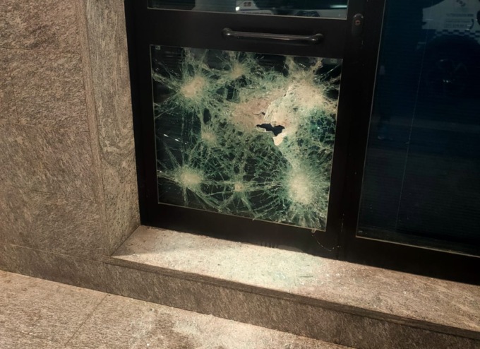 Ladri prendono a martellate il bancomat per rubare il contante, ma il colpo fallisce
