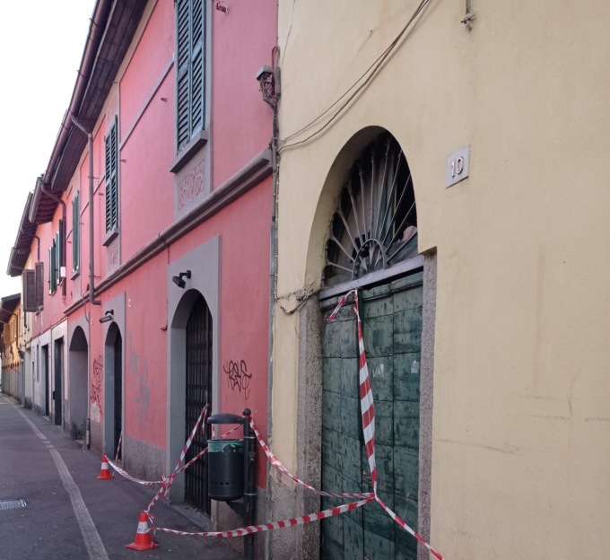 Cadono pietre e calcinacci in via Pasta a Melzo