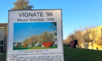 Il cartello a Vignate che fa chiarezza: "Non sono giochi, ma importanti installazioni artistiche"