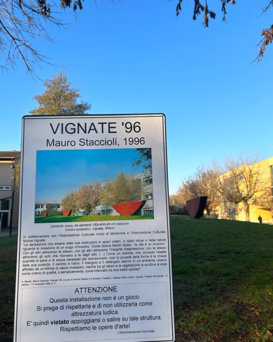 Il cartello a Vignate che fa chiarezza: “Non sono giochi, ma importanti installazioni artistiche”