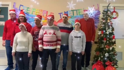 Gli auguri di Natale a tutti i lettori cantati dai ragazzi disabili del Cse People Sociosfera di Segrate