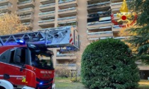 Incendio in un palazzo di Cologno Monzese, cinque persone intossicate