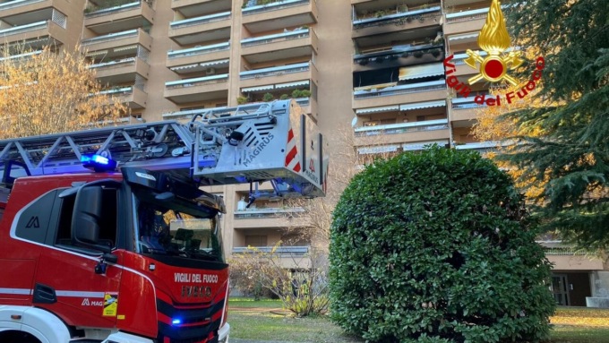 Incendio in un palazzo di Cologno Monzese, cinque persone intossicate