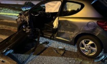 Ubriaco senza patente provoca un incidente a Brugherio, poi litiga con l'altro automobilista