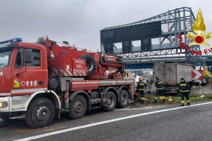 Incidente mortale in A4, Tir si schianta contro un pilone in cemento