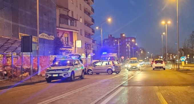 Scontro per una mancata precedenza sulla Padana, ferito motociclista