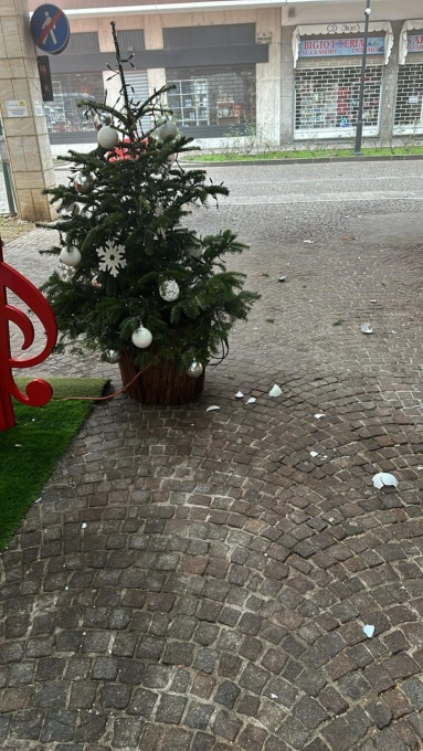 Melzo, vandalizzati gli addobbi di Natale