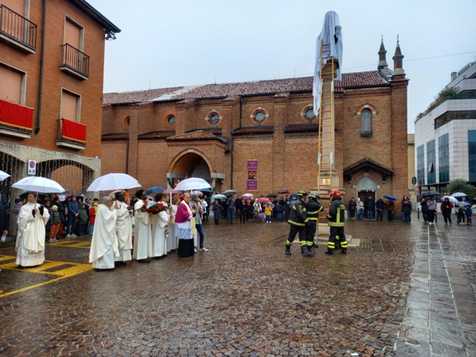 Melzo, corona di fiori deposta dai Vigili del fuoco sulla statua della Madonna