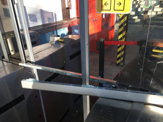 Rissa in metro dopo la nottata in un locale, distrutto un tornello
