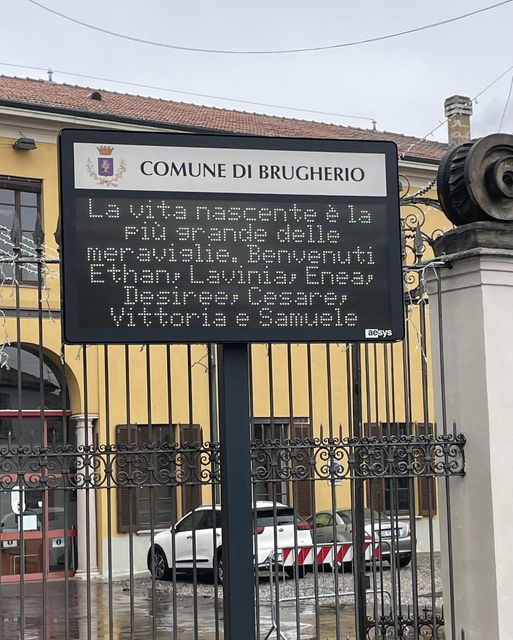 L’Amministrazione di Brugherio saluta i nuovi nati sui tabelloni informativi