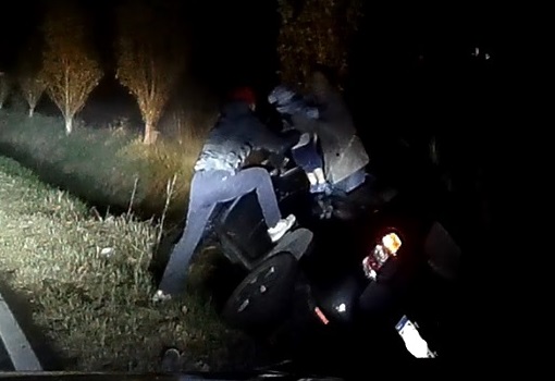 Madre e figlio di due anni estratti dall’auto in fiamme. Devono ringraziare un benzinaio
