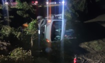 Finisce nel fosso col furgone a Truccazzano: conducente illeso, passeggero in ospedale