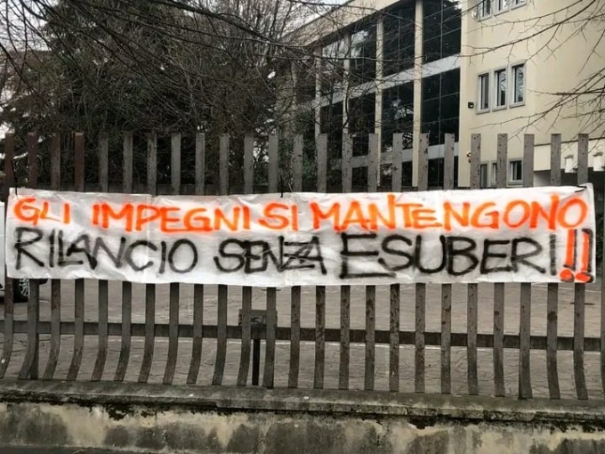 Striscioni davanti alla Siae di Cologno Monzese: “Pagate stipendi e tredicesima!”