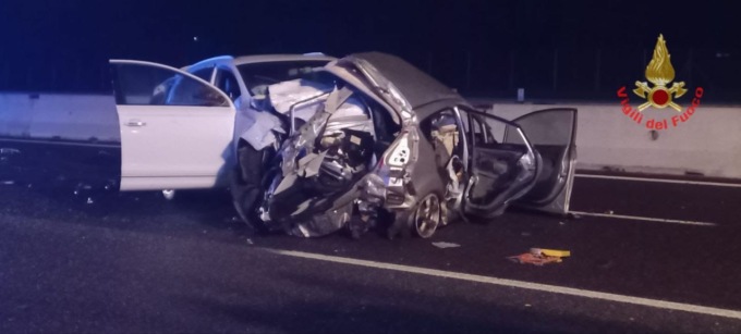 Tremendo schianto in A4 nella notte, coinvolte due auto: tre feriti
