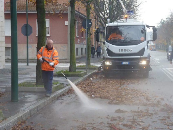 Strade sporche per colpa delle auto in sosta: giro di vite a Melzo, si prospetta un boom di multe
