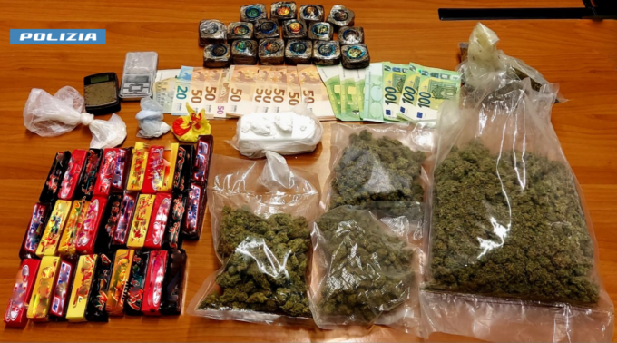 Spaccio di droga: hashish, marijuana e cocaina a chili. Scatta il maxi sequestro in casa