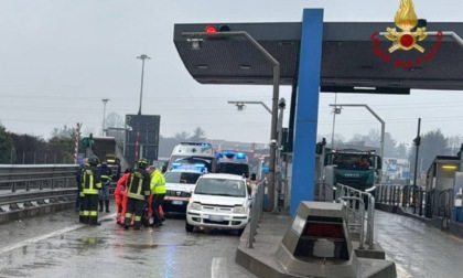Incidente al casello autostradale di Capriate. Sul posto ambulanze e Vigili del fuoco