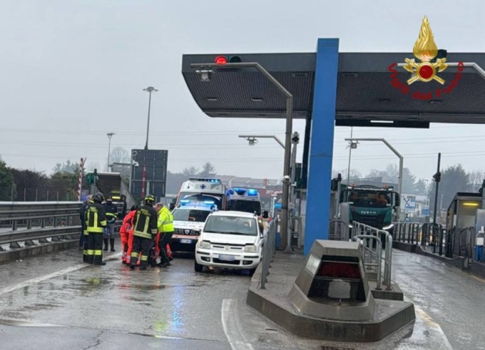 Incidente al casello autostradale di Capriate. Sul posto ambulanze e Vigili del fuoco