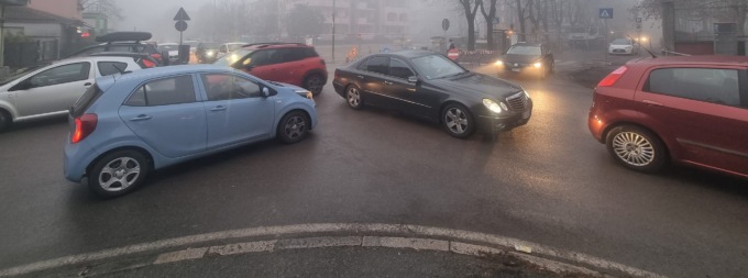 Senso unico in via da Vinci, caos davanti alle scuole di Cassano