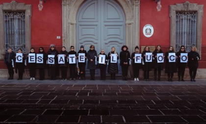 A Pozzuolo l'urlo silenzioso delle donne contro la guerra