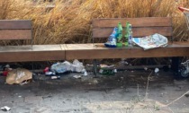 Botti, bottiglie rotte, alcol e rifiuti gettati ovunque: parchi e piazze di Brugherio "campi di battaglia"