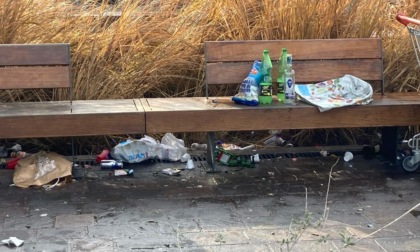 Botti, bottiglie rotte, alcol e rifiuti gettati ovunque: parchi e piazze di Brugherio "campi di battaglia"