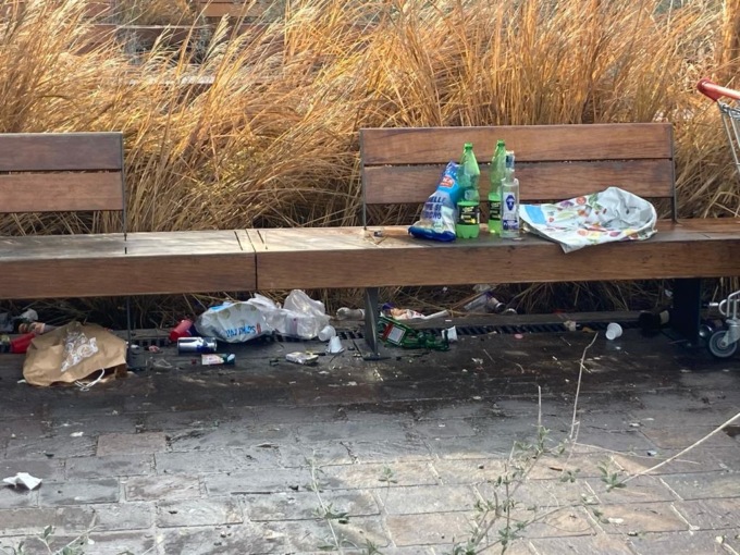 Botti, bottiglie rotte, alcol e rifiuti gettati ovunque: parchi e piazze di Brugherio “campi di battaglia”