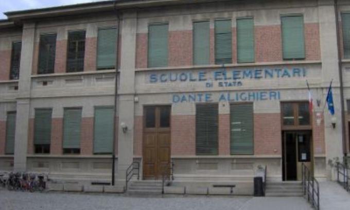 Per i genitori della primaria di Fara Gera d’Adda la ghiaia del cortile è pericolosa: “Va rimossa”