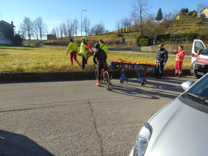 Ciclista di Gorgonzola cade in terra. Soccorso in codice rosso