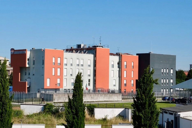 Si schianta contro l’ambulanza parcheggiata. “Si è mossa”, invece era solo ubriaco fradicio