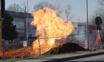 Esplosione durante i lavori alla rete del gas: tre operai feriti, paura lungo la Cassanese