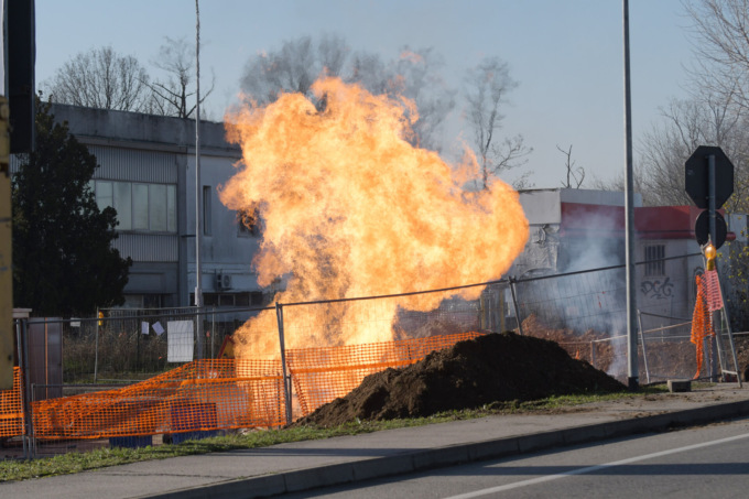 Esplosione durante i lavori alla rete del gas: tre operai feriti, paura lungo la Cassanese