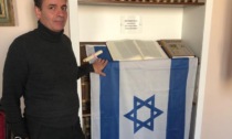 Sindaco costretto a rimuovere la bandiera israeliana dal Comune. "La metto nel mio ufficio"