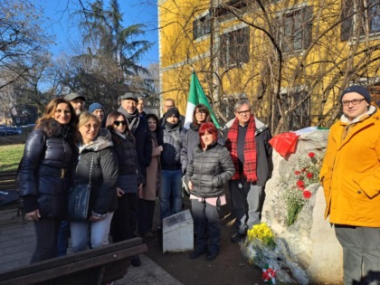 La terra del campo di sterminio di Auschwitz nel monumento ai deportati