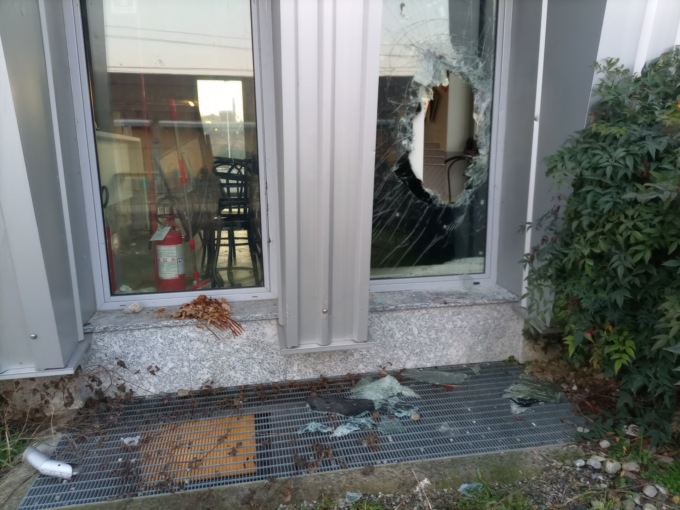 Bar della stazione di Cassano d’Adda, è tutto fermo al palo