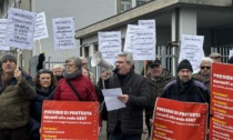 "Cosa intendete fare?",  Bussero protesta davanti alla Casa di Comunità di Gorgonzola  per la carenza di medici di base