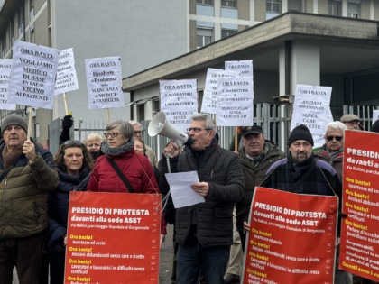 “Cosa intendete fare?”,  Bussero protesta davanti alla Casa di Comunità di Gorgonzola  per la carenza di medici di base