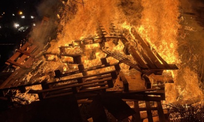 La fiamma del Faló di Sant’Antonio ha riscaldato l’area Fiera