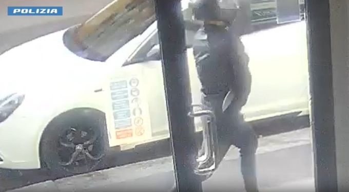 Grosso guaio a Chinatown, il video del tentato omicidio al ristorante: tre arresti
