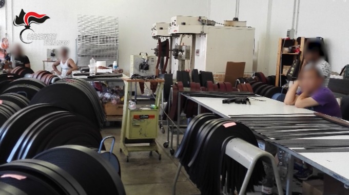 Caporalato, azienda dell’alta moda nei guai: sfruttava opifici cinesi irregolari anche in provincia di Milano