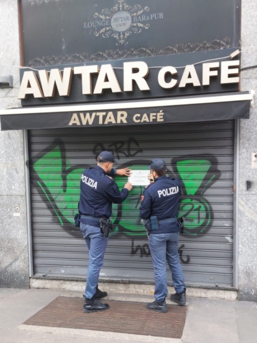 Spara una batteria di fuochi d’artificio contro i poliziotti, chiuso il bar della mega rissa