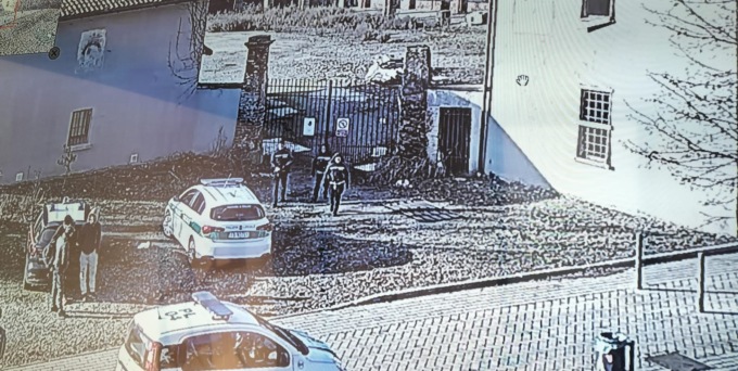 Abitavano abusivamente nella Cascina Triulza di Melzo: a tradirli i panni stesi ad asciugare