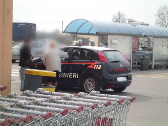 Truffa della monetina al supermercato di Melzo: le rubano soldi e chiavi di casa e dell’auto