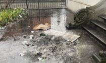 Vandali in azione, danno fuoco ai rifiuti in una villa storica di Melzo