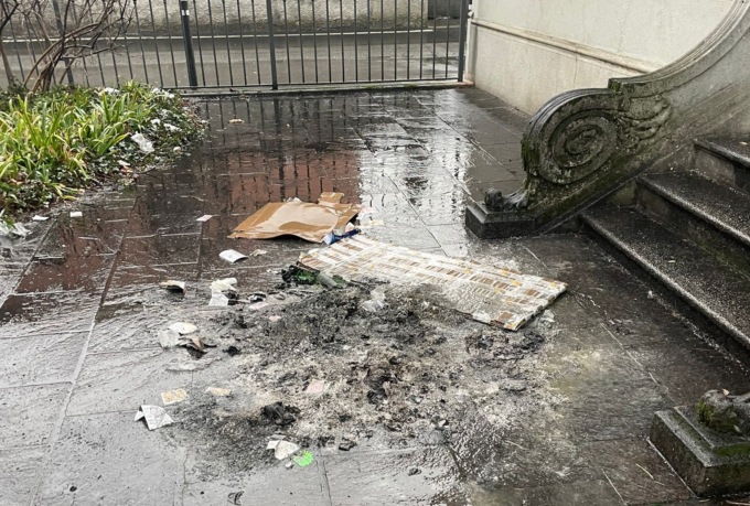 Vandali in azione, danno fuoco ai rifiuti in una villa storica di Melzo