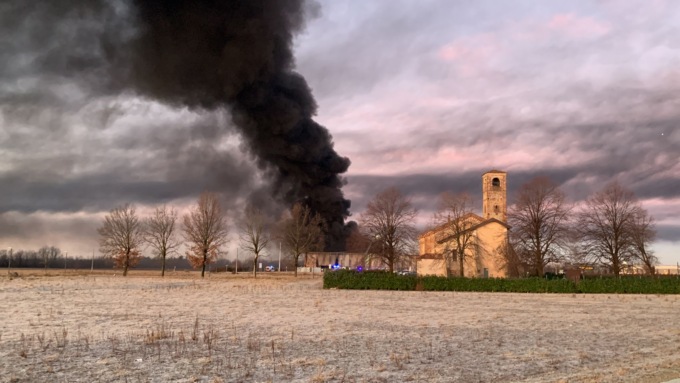 Colonna di fumo nero nei cieli dell’Adda Martesana. Devastante incendio in un’azienda di Cavenago