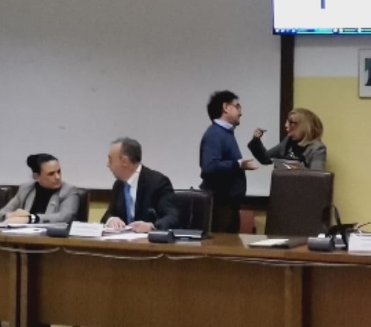 Clamoroso a Cassina: la presidente chiude il Consiglio, ma la maggioranza prosegue e va al voto sul Pgt