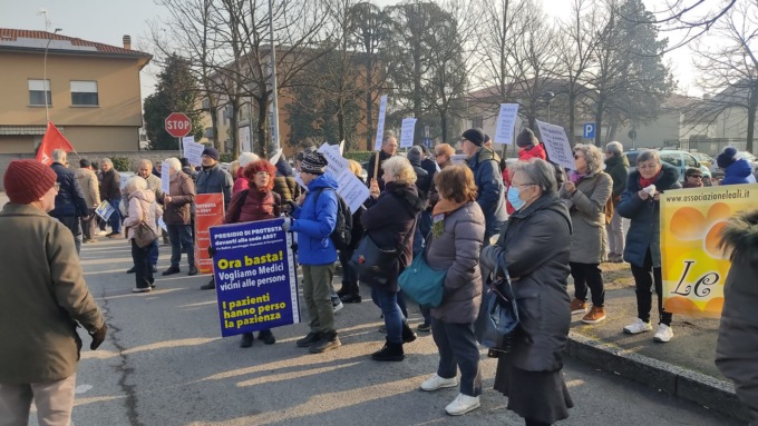 Carenza medici di base, prosegue il presidio di protesta di “Cittadini per la salute” a Gorgonzola