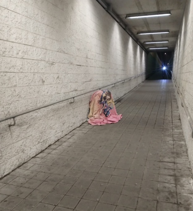 Dormiva nel sottopasso della stazione a Melzo, egiziano irregolare identificato dalla Polizia locale