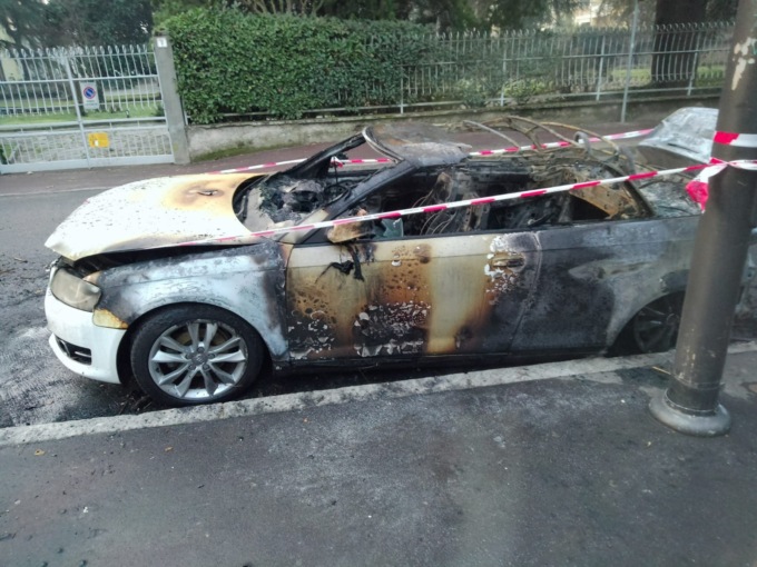 Un’auto a fuoco a Cernusco sul Naviglio